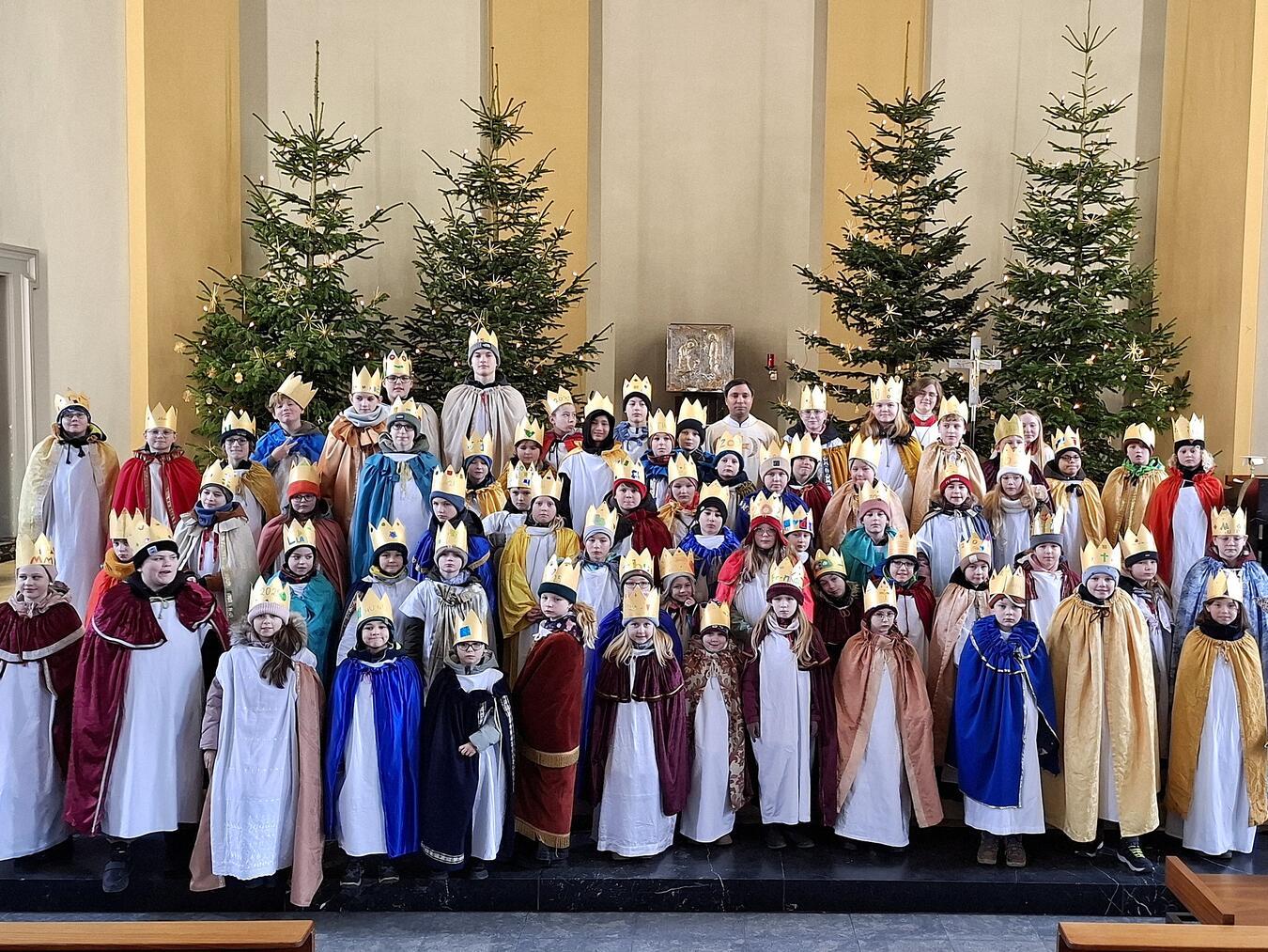 Die 72 jungen Sternsinger in Rees. Foto: privat