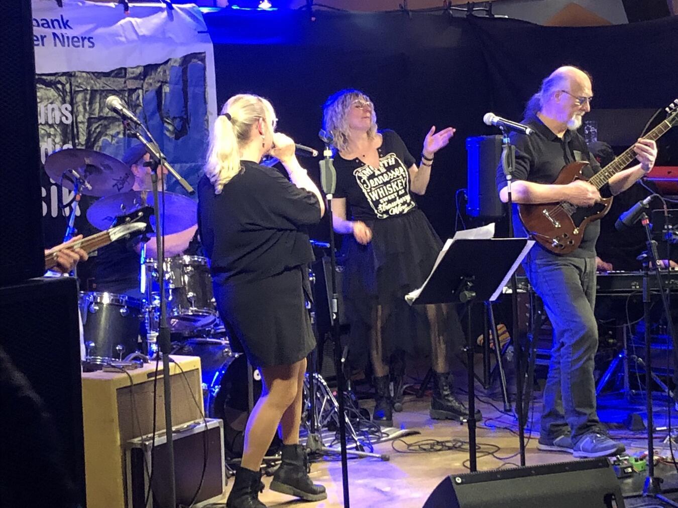 Die ABC-Band startet fulminant in den Abend. 