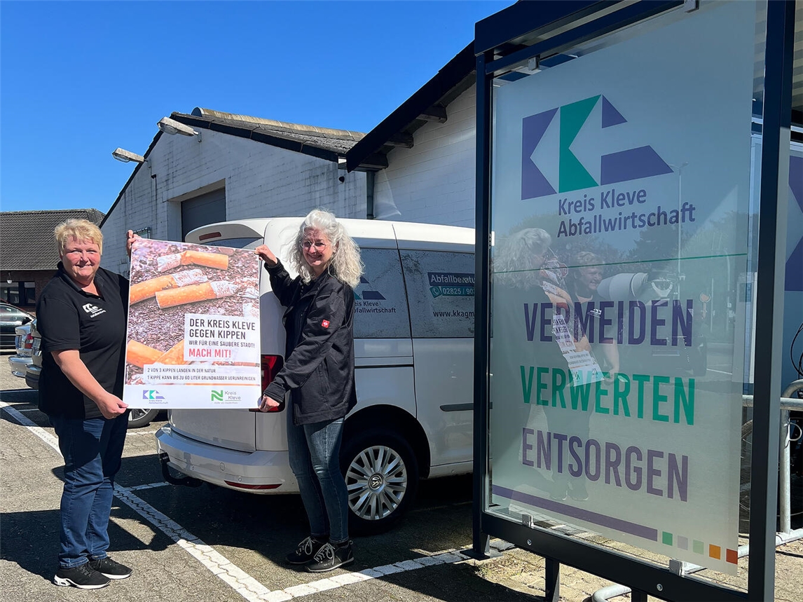 "Abfallberaterinnen Kempka und Bosdorf-Schmidt präsentieren Kippenwoche-Plakat, Umweltkampagne"