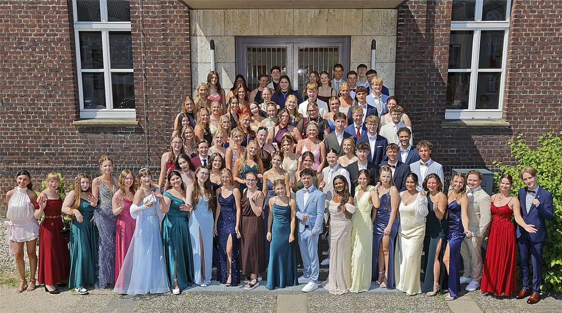"Abiturienten 2026 der Liebfrauenschule Geldern, Gruppenfoto auf dem Schulhof, Abschlussfeier, NN-Foto von Theo Leie"