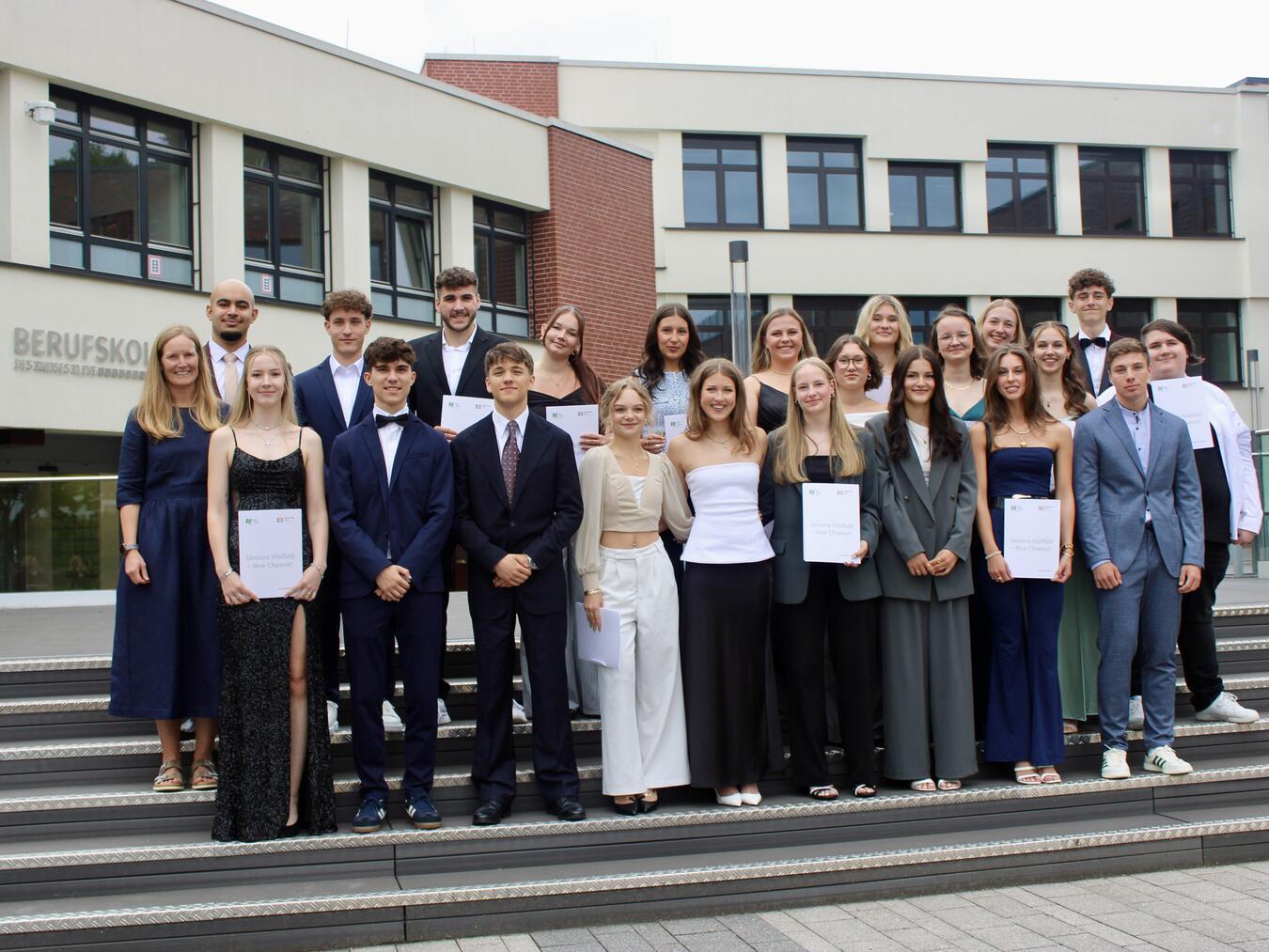 Die Abiturienten des Beruflichen Gymnasiums Wirtschaft und Verwaltung. Foto: Natascha Verbücheln