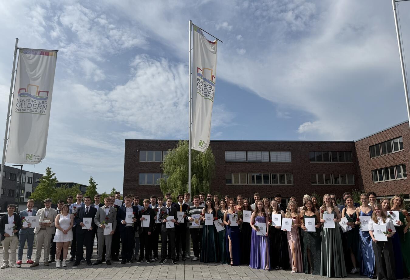 Die Abiturienten des Berufskollegs Geldern. Foto: privat