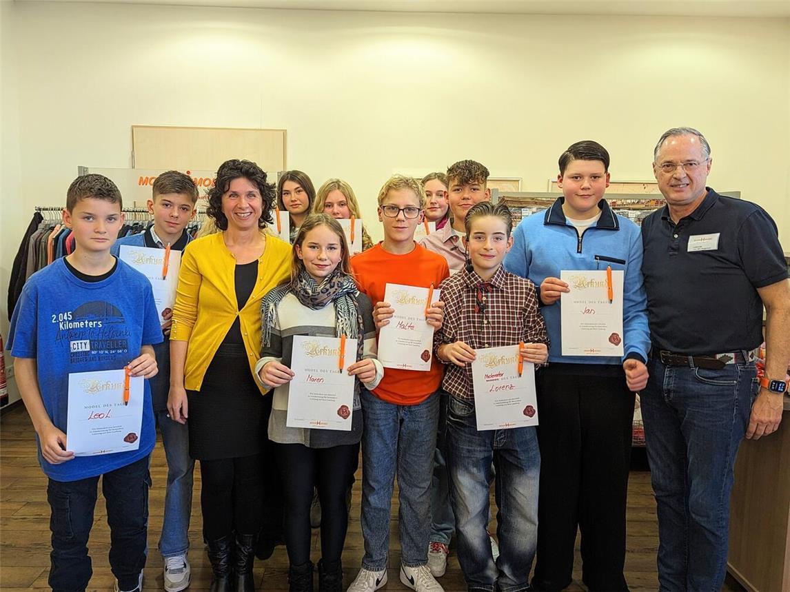 Die achte Klasse der Freien Realschule mit Urkunden für ihr Engagement. Außerdem Klassenlehrerin Veronika Brückner und Lodewijk van den Biggelaar. Foto: J.Kurschatke