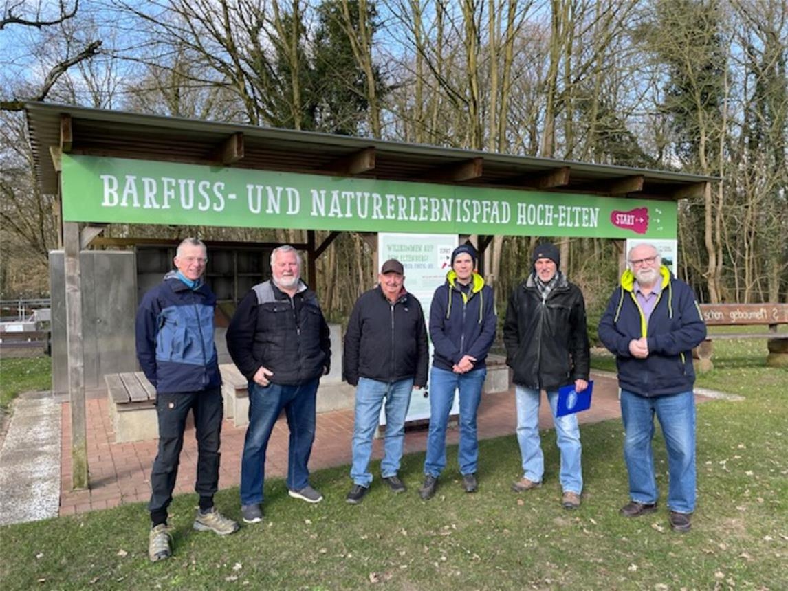 Die AG Barfußpfad des Kneippvereins Elten begutachtete bei ihrer traditionellen Begehung vor Frühlingsbeginn den Barfußpfad: (v. l.) Ad van Roosendaal (Platzwart), Heinz Jansen (Holzarbeiten), Franz Trummer (Metallarbeiten), Anneke Zonneveld (Platzwärtin), Christopher Braun (Beirat und Schriftführer Begehung), Johannes Cornelissen (Vorstand und Leitung AG Barfußpfad). Foto: privat