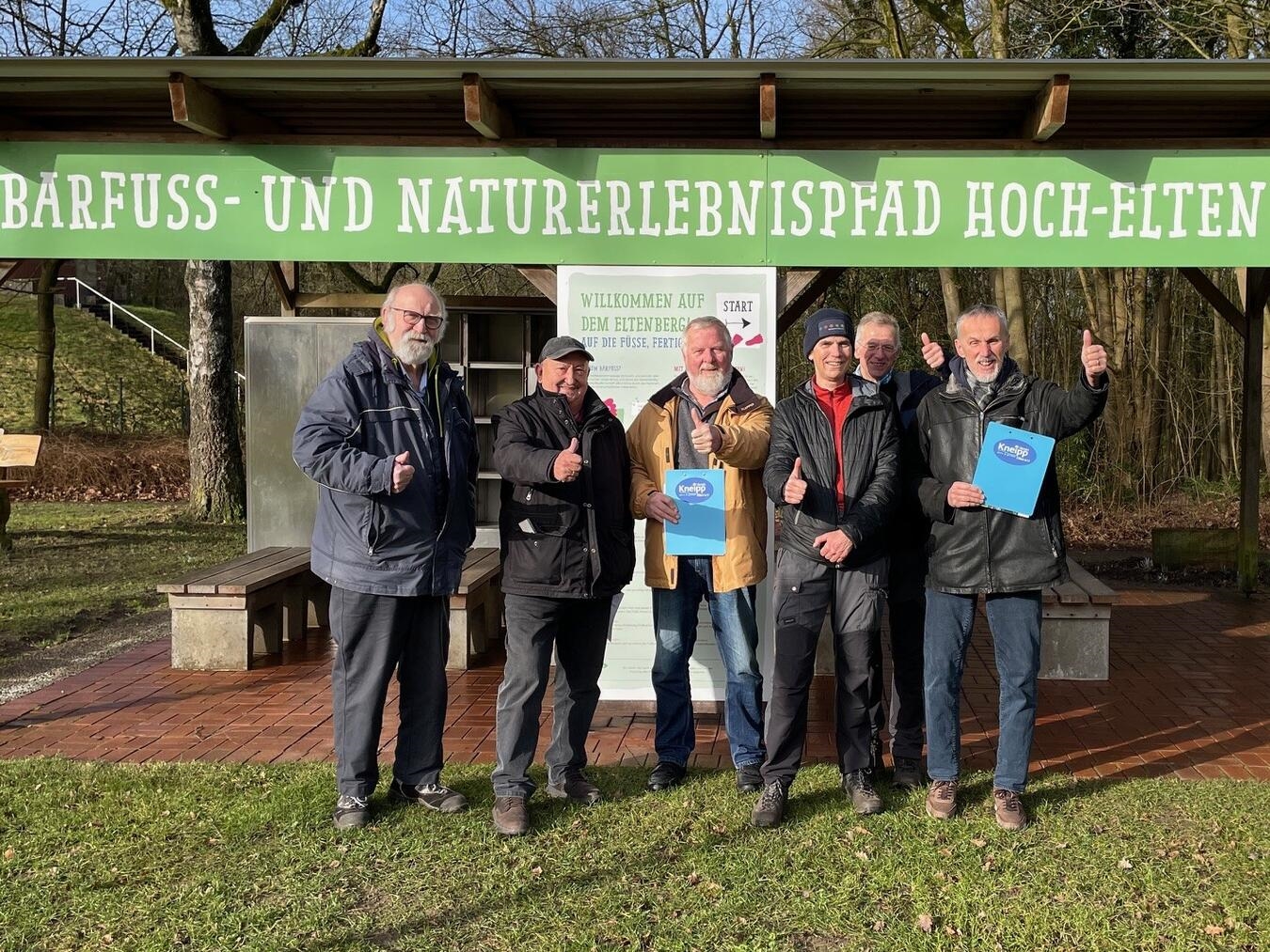 Die AG Barfußpfad des Kneippvereins Elten: (v. l.) Johannes Cornelissen (Vorstand und Leitung AG), Franz Trummer (Metallarbeiten), Heinz Jansen (Holzarbeiten), Anneke Zonneveld (Platzwärtin), Ad van Roosendaal (Platzwart), Christopher Braun (Beirat und Schriftführer Begehung). Foto: privat 