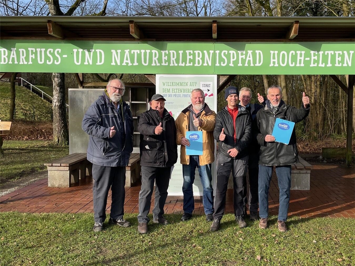 Die AG Barfußpfad des Kneippvereins Elten: (v. l.) Johannes Cornelissen (Vorstand und Leitung AG), Franz Trummer (Metallarbeiten), Heinz Jansen (Holzarbeiten), Anneke Zonneveld (Platzwärtin), Ad van Roosendaal (Platzwart), Christopher Braun (Beirat und Schriftführer Begehung). Foto: privat 