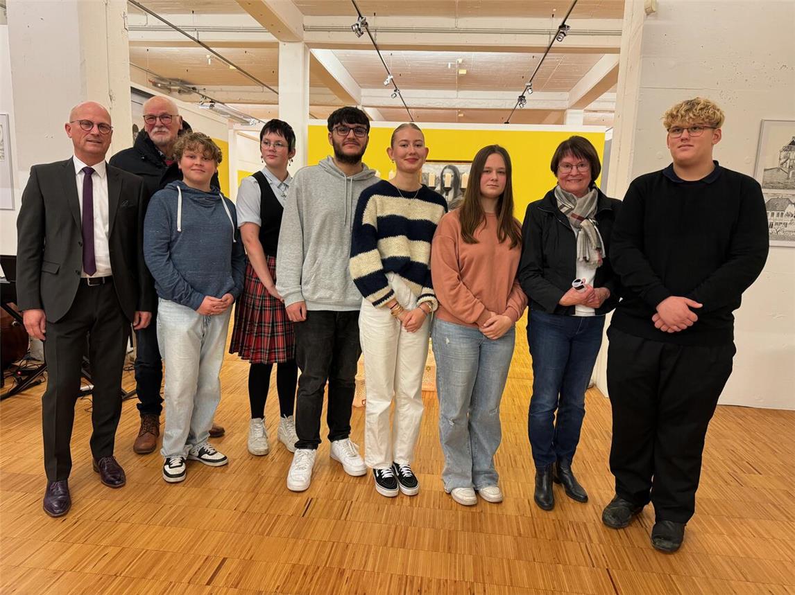 Die Aktiven der Gedenkfeier mit Bürgermeister Peter Hinze (l.) und der Organisatorin Irene Möllenbeck (2. v. r.) im Museum PAN in Emmerich. Foto: Pro Kultur