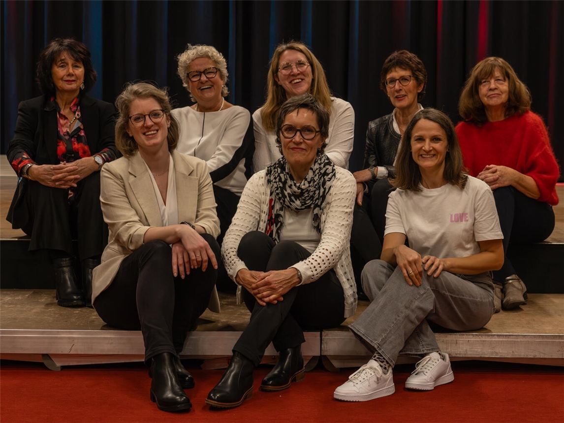 Die Aktiven des Kunstvereins Gelderland: (vorne v.l.) Anne Klatt, Ulla Rous und, Swenja Scharfschwerdt, (hintere Reihe v.l.) Inge Ruhs, Barbara van Hall, Tina Ganster, Christel Terhorst und Renate Hermsen. Es fehlen Norbert Helgers und Hejo Eicker.Foto: Anja Kröber