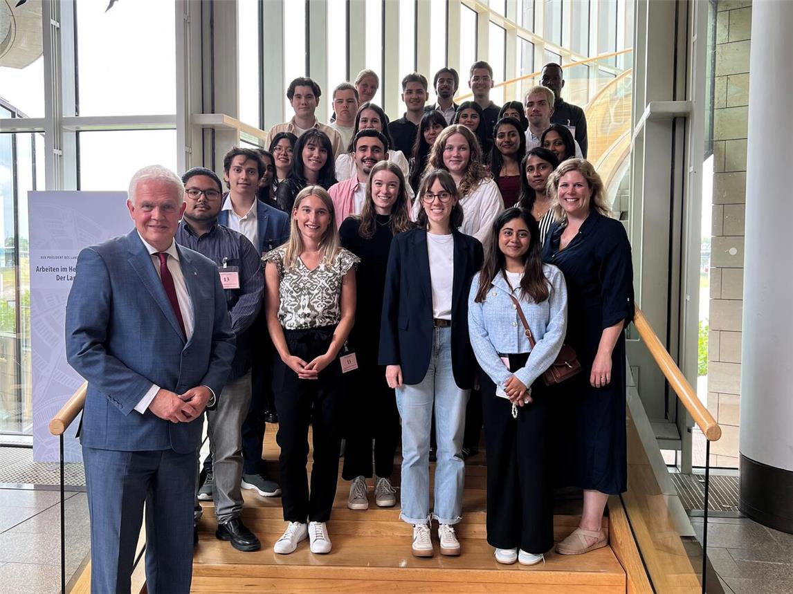 Die aktuellen Deutschlandstipendiaten der Hochschule Rhein-Waal mit Dr. Günther Bergmann (links) und Eva Folkerts (rechts). Foto: Landtagsbüro Bergmann