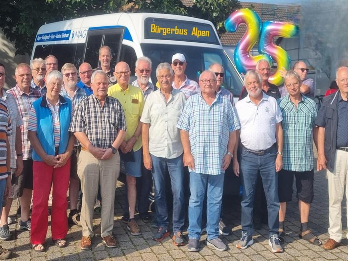 Die aktuellen Fahrer vor dem Alpener Bürgerbus. Foto: Bürgerbus Alpen