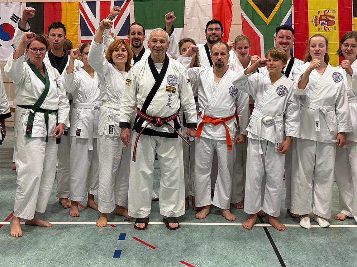 Die Alpener Tang Soo Do-Karatekas vom BSV-Bönninghardt nach erfolgreichem Turnier in München/Solln mit Großmeister Klaus Trogemann (Mitte). Foto: privat