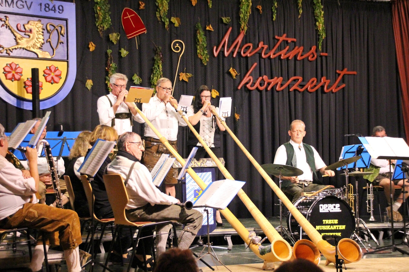Alphornbläser der Treuen Musikanten beim Martinskonzert, traditionelles Musikereignis.