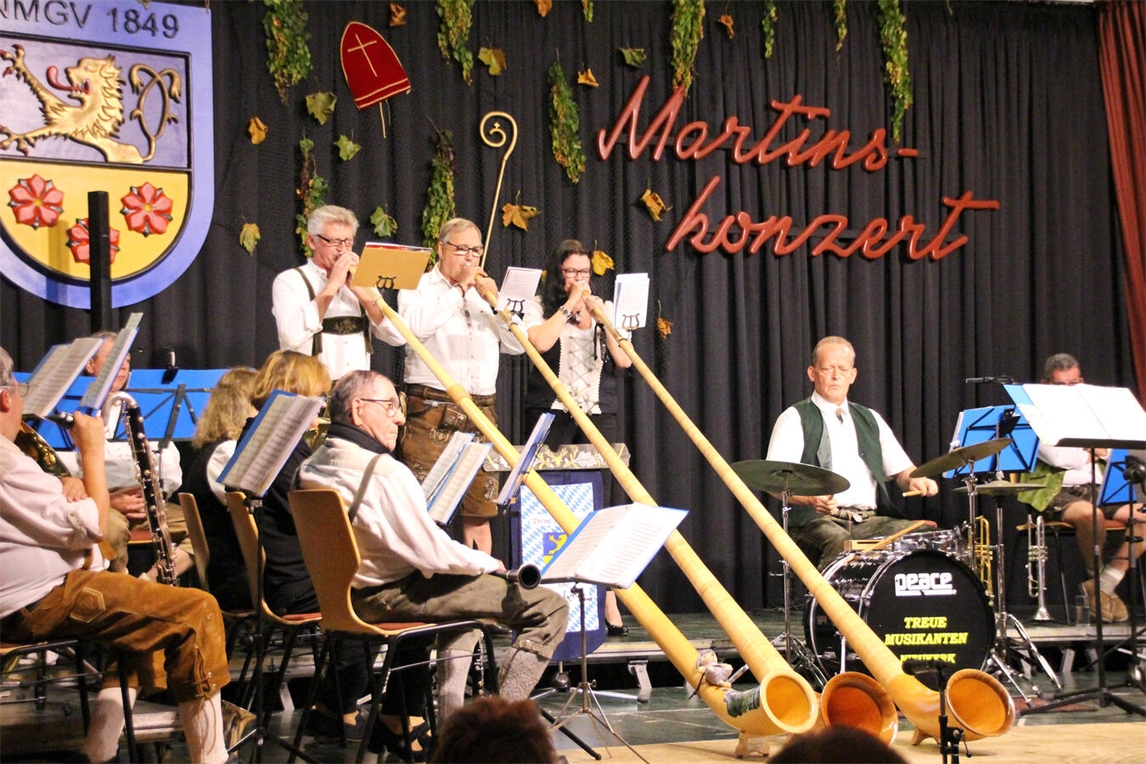 Alphornbläser der Treuen Musikanten beim Martinskonzert, traditionelles Musikereignis.