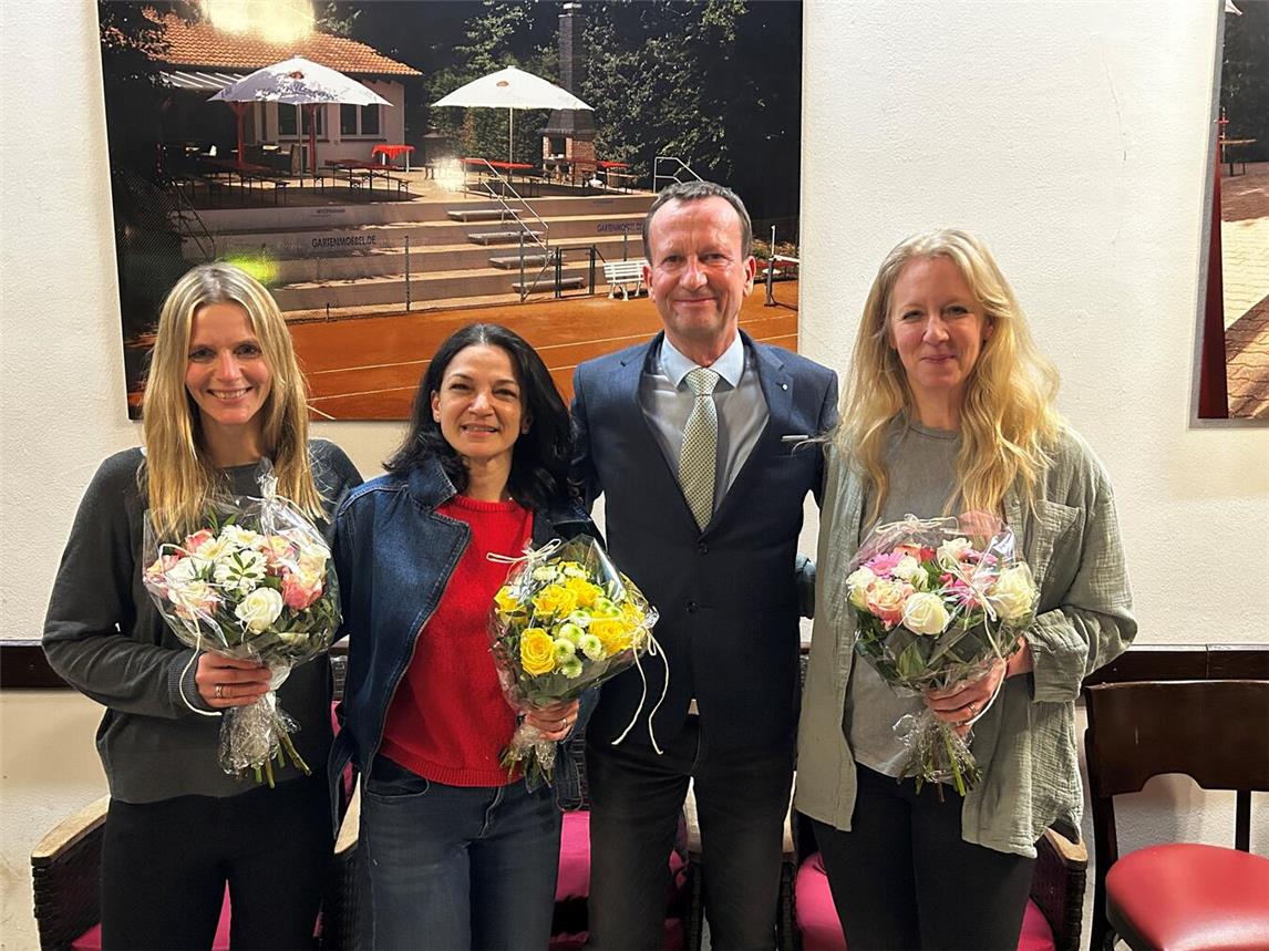 Die als Geschäftsstellenleitung ausgeschiedene Daniela Simroß, die neue Jugendwartin Hanifa Parzigas, Vorsitzenden Christof Schneiderat sowie die neue Geschäftsstellenleitung Anne Bausch bei der Jahreshauptversammlung des TC Xanten. Foto: privat