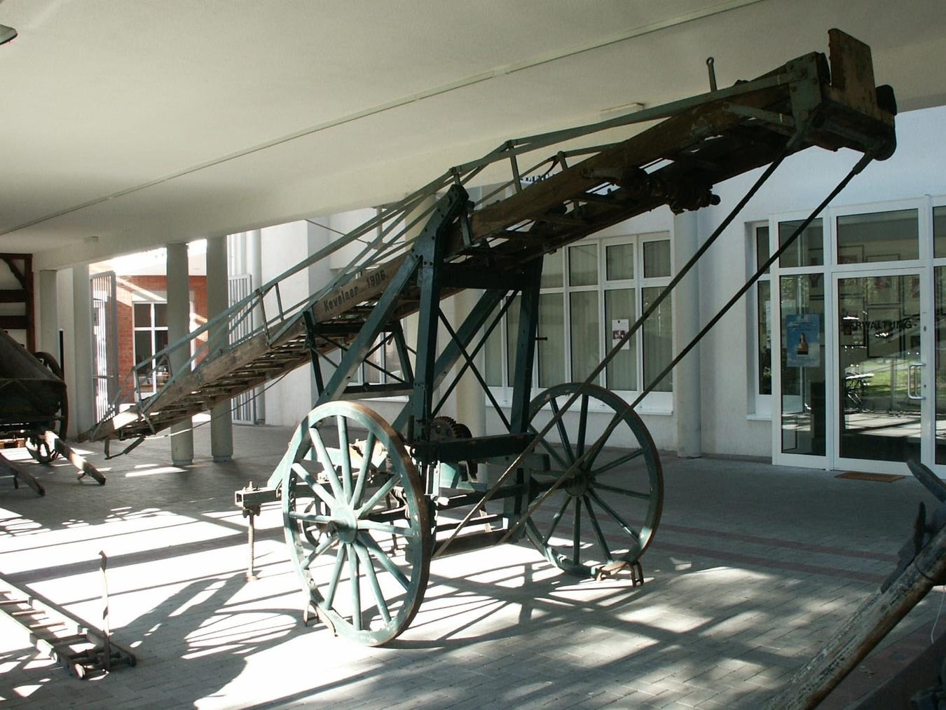 Die alte, hölzerne Feuerwehrleiter im Innenhof des Niederrheinischen Museums (s.o). Das untere Foto zeigt die Mitglieder der Alters- und Ehrenabteilung der Freiwilligen Feuerwehr Kevelaer beim Ausflug in Eindhoven.