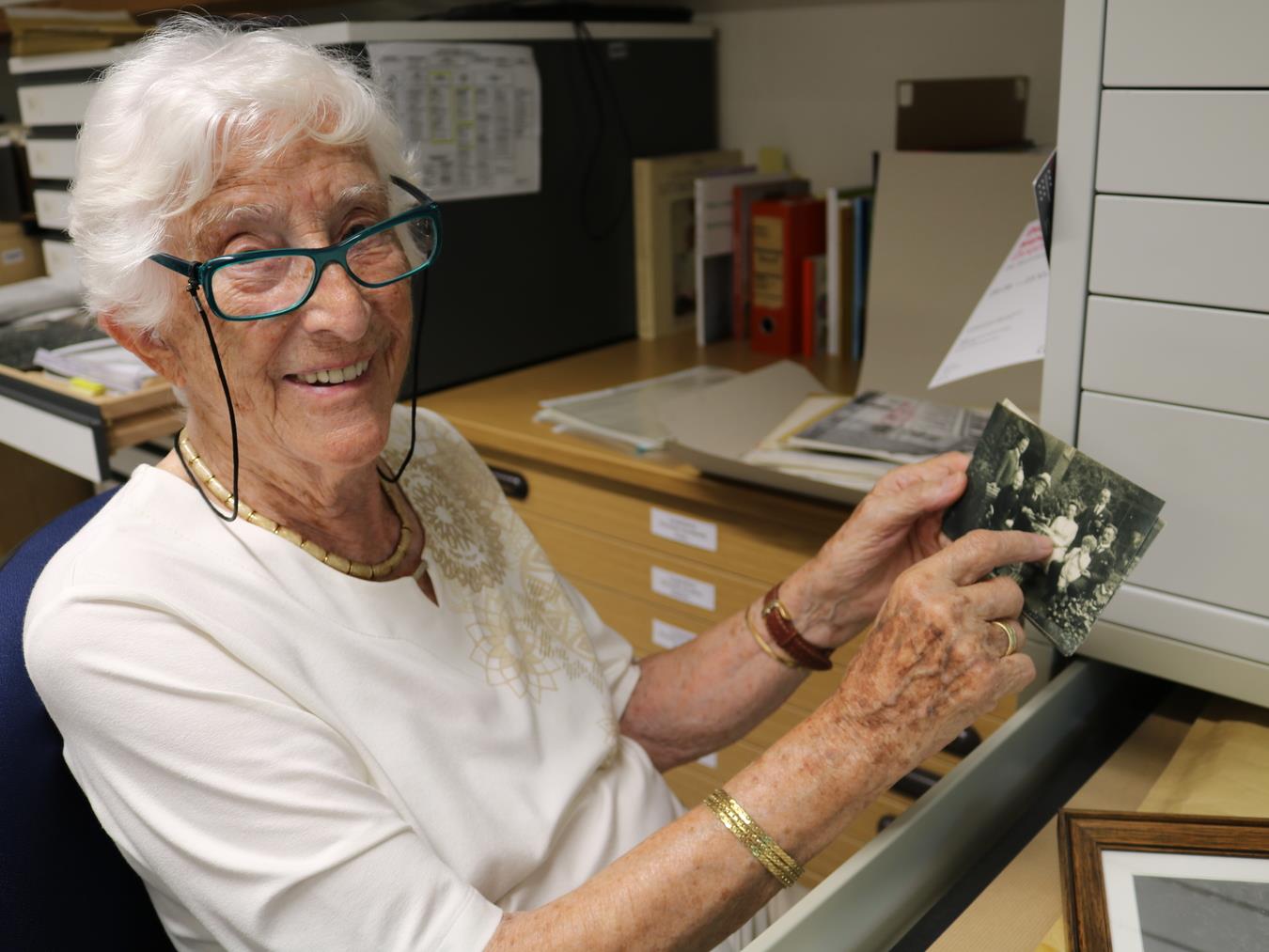 Die alten Familienbilder weckten viele Erinnerungen. Marie-Theres Bömer entdeckte auch eine Fotografie mit ihren Eltern. NN-Fotos: CDS