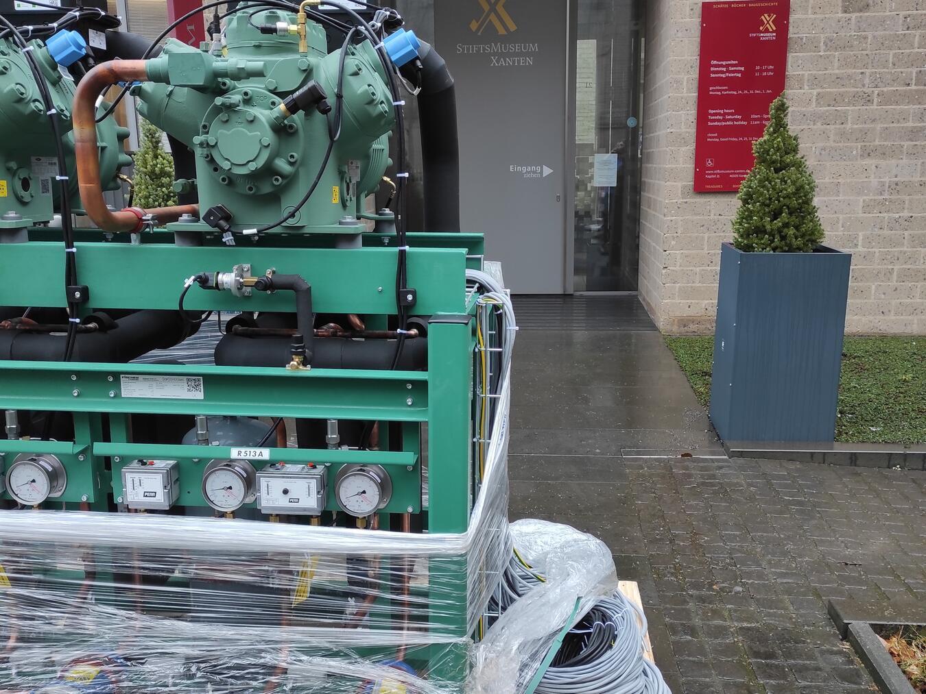 Die alten Wärmepumpen werden in dieser Woche gegen neue ausgetauscht. Foto: StiftsMuseum Xanten