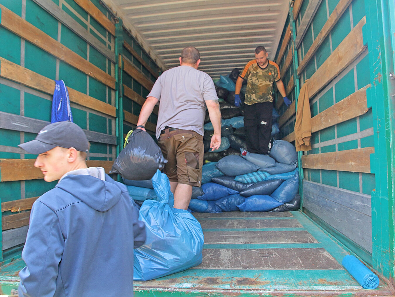 Die Altkleidersäcke wanderten in einen Container. NN-Fotos: Theo Leie