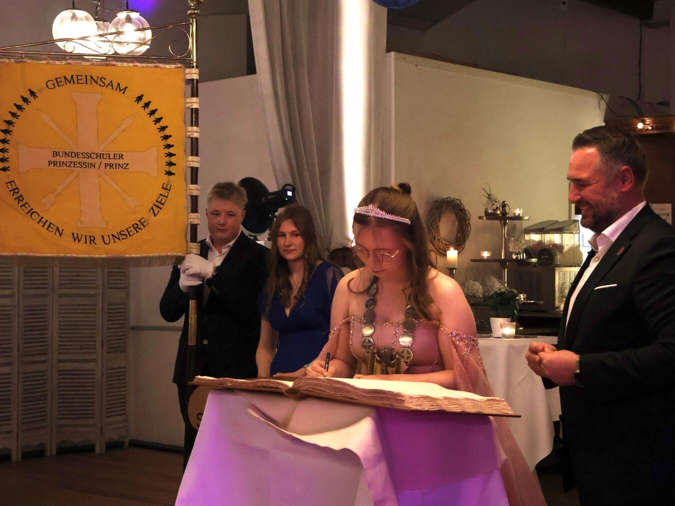 Die amtierende Bundesschülerprinzessin Melissa Wilbert durfte sich ins Goldene Buch der Stadt Xanten eintragen. Foto: Schützen