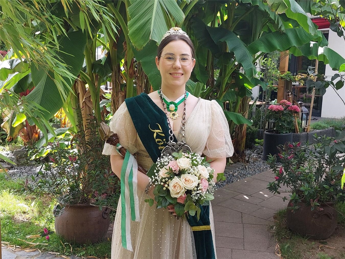 "Schützenkönigin Natalia lächelt stolz nach erfolgreichem Regentenjahr, Schützenverein von Schenk"