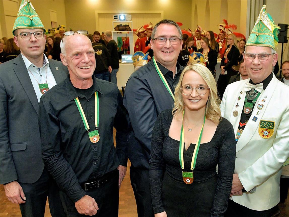 Die angehende Prinzessin Tina II. mit (v.l.) Bürgermeister Stephan Reinders, den Adjutanten Frank Ruppin und Dennis van Baal sowie BTK-Präsident Wolfgang Heimings. NN-Foto: Rüdiger Dehnen