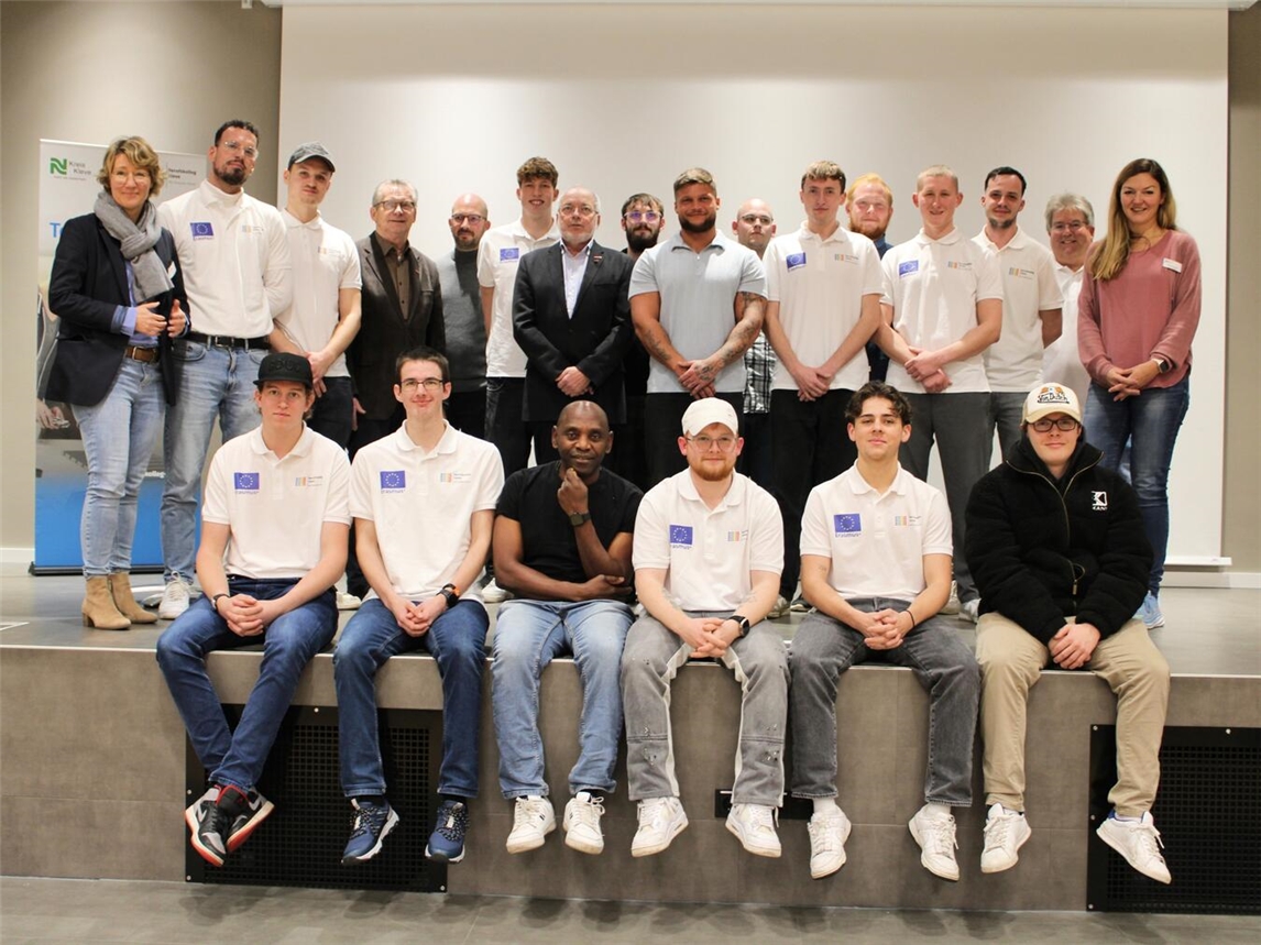 Die angehenden Elektroniker für Energie- und Gebäudetechnik haben jetzt der Schulgemeinschaft, ihren Familien und den Ausbildungsbetrieben ihr Projekt vorgestellt. Foto: Berufskolleg Kleve