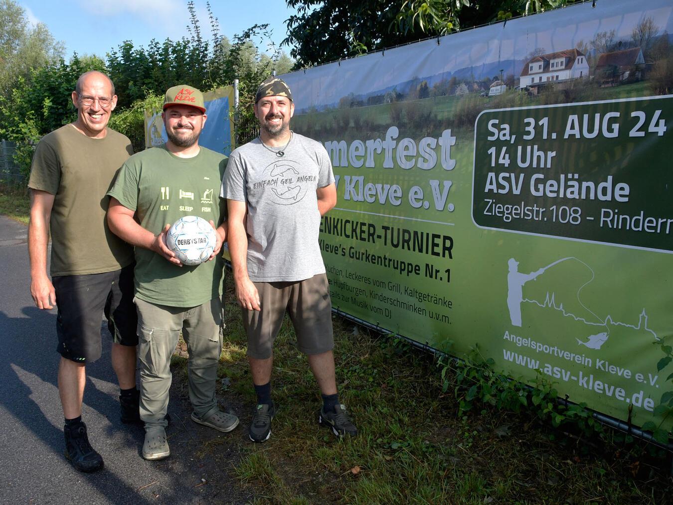 Die Angelsportler freuen sich auf kommenden Samstag (v.l.): 1. Vorsitzender Jochen van Heek, Jugendleiter Alexander Drewitz und Geschäftsführer Bernd van der Ven. NN-Foto: Rüdiger Dehnen