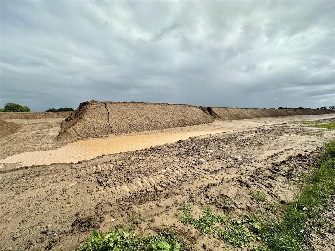 Die anhaltenen Regenfälle haben den Boden am Deich in Wallach ordentlich aufgeweicht. NN-Fotos (2): SP/Grafik: Deichverband