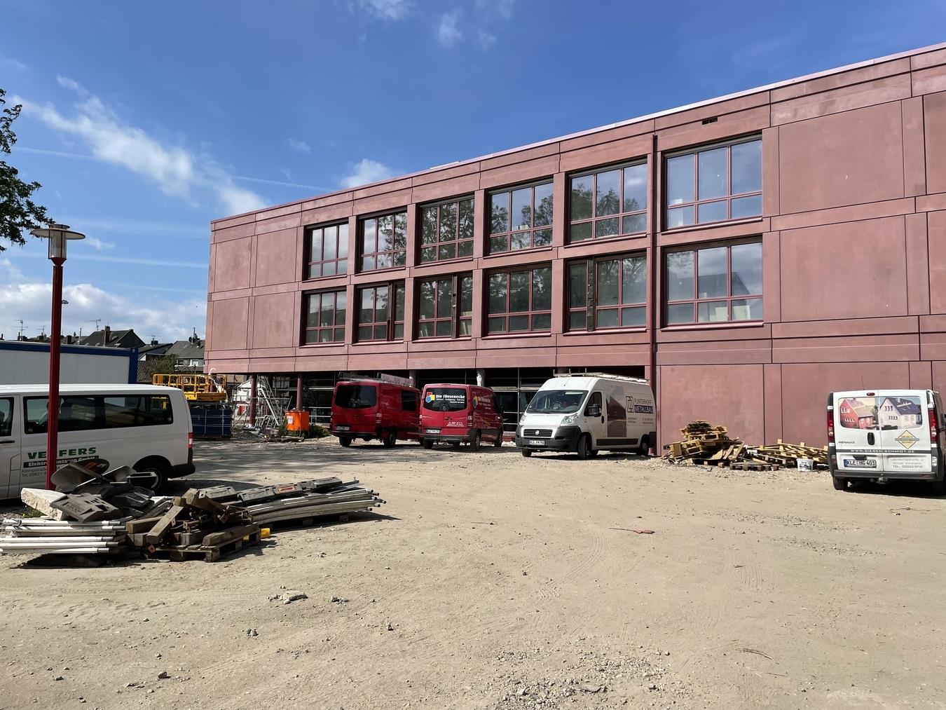 Die Arbeiten am Brink-Gebäude der Emmericher Gesamtschule schreiten voran. Nach den Sommerferien sollen die Schüler einziehenkönnen. Foto: Stadt Emmerich