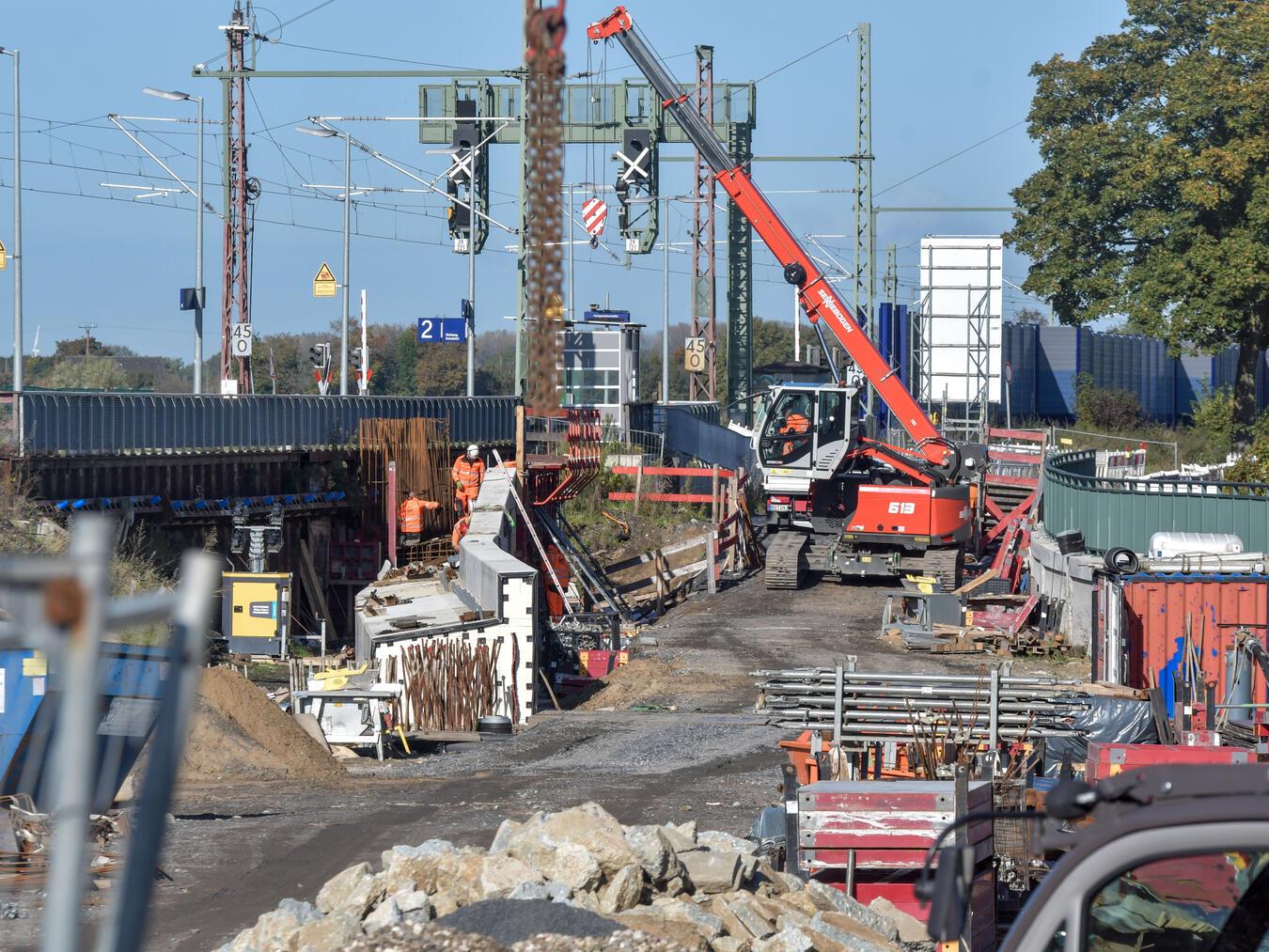 Die Arbeiten in Haldern schreiten bereits voran, ab Mai 2026 sollen hier auf drei Gleisen die Züge verkehren. NN-Foto: Gerhard Seybert