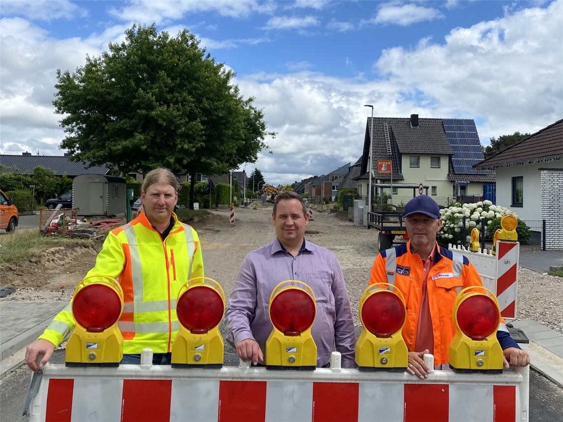 Die Arbeiten laufen: Ingo Jansen, Jens Bartel und Johnny Marissink (v. l.) informierten über den aktuellen Sachstand zum Ausbau der Nierenberger Straße. NN-Foto: Lea Reuvers