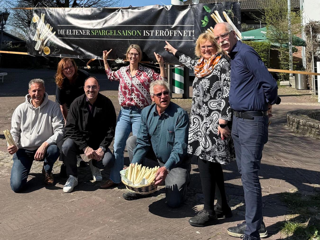 Eltener Spargelsaison ist eröffnet Die „Arbeitsgemeinschaft Eltener Spargel“ mit (v. l.) Heiner van Bebber (Spargel vom Eltenberg), Manuela Winkelmann (Ratsstuben), Rainer Elsmann (IWE), Sara Kreipe (WfG), Winfried Derksen (Spargel Derksen), Dr. Manon Loock-Braun (WfG) und Theo Wanders (Hotel-Restaurant Wanders). Foto: WfG Emmerich