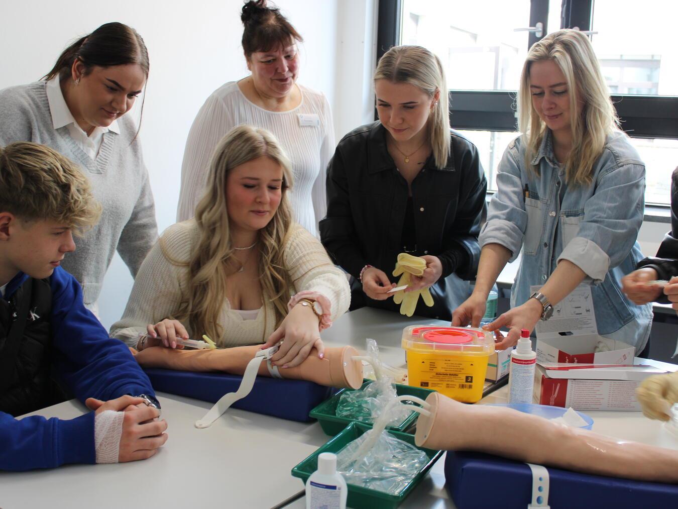 Die Atmosphäre in den Beruferäumen ist locker und entspannt. Das reduziert die Hemmschwelle und erleichtert es, ins Gespräch zu kommen. Foto: Berufskolleg Kleve