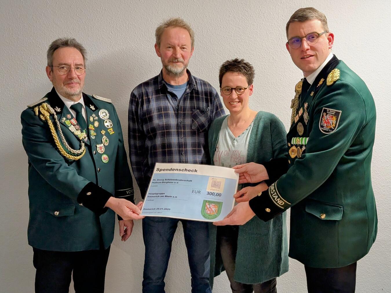 Die Aufwandsentschädigung aus der VdK-Sammlung haben die Schützen nun als Spende an die Hospizgruppe Emmerich übergeben. Foto: privat