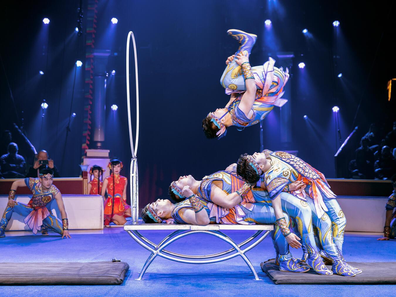 Die aus China stammenden 14 Artisten der Gruppe Dezhous präsentieren „große Action mit Diabolos und Reifen“. Foto: Bertrand Guay