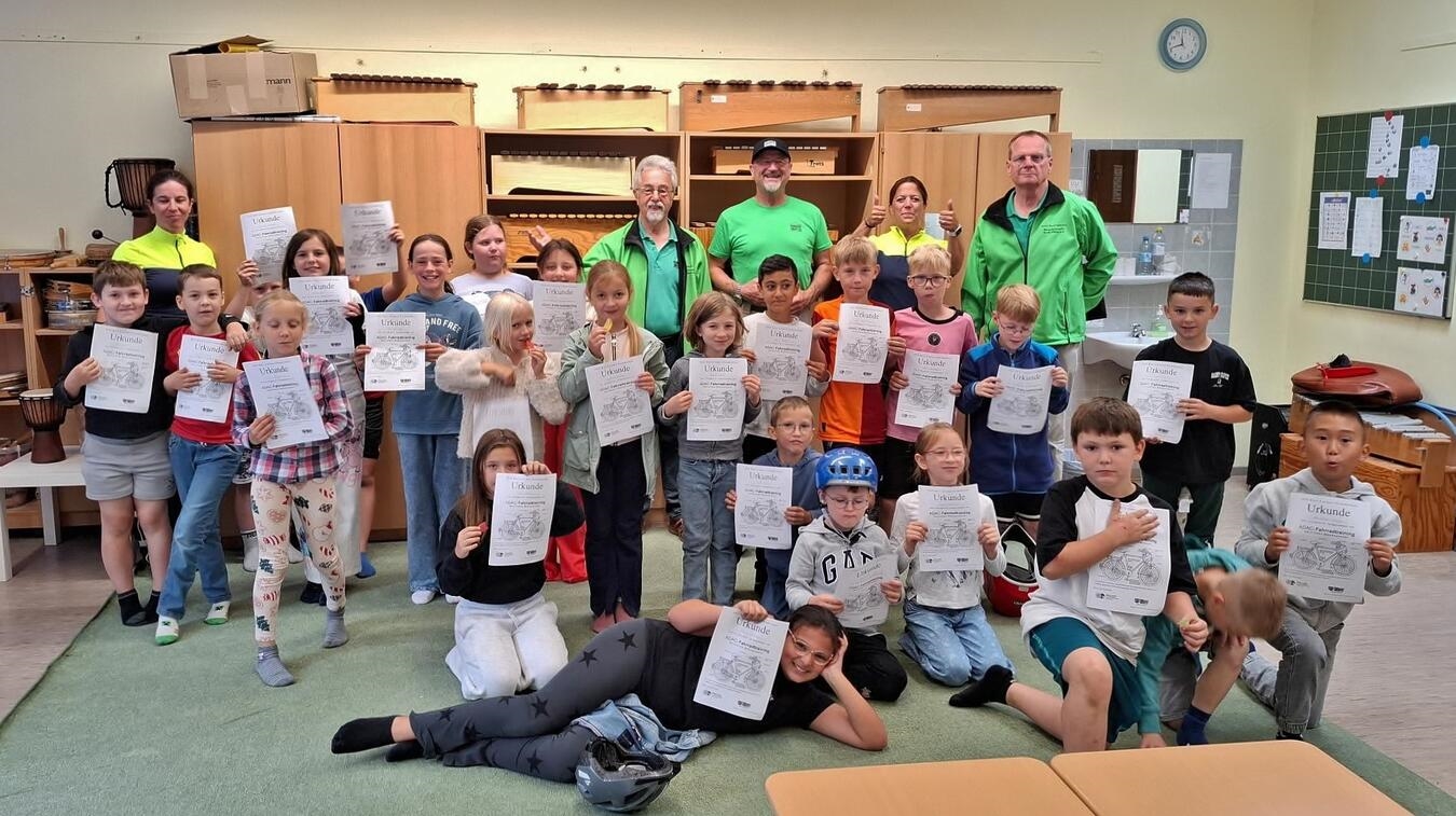 "Gruppenfoto: Verkehrswacht, Polizei und Kinder nach Verkehrssicherheitstraining in Kleve, AWO Kreisverband Kleve"