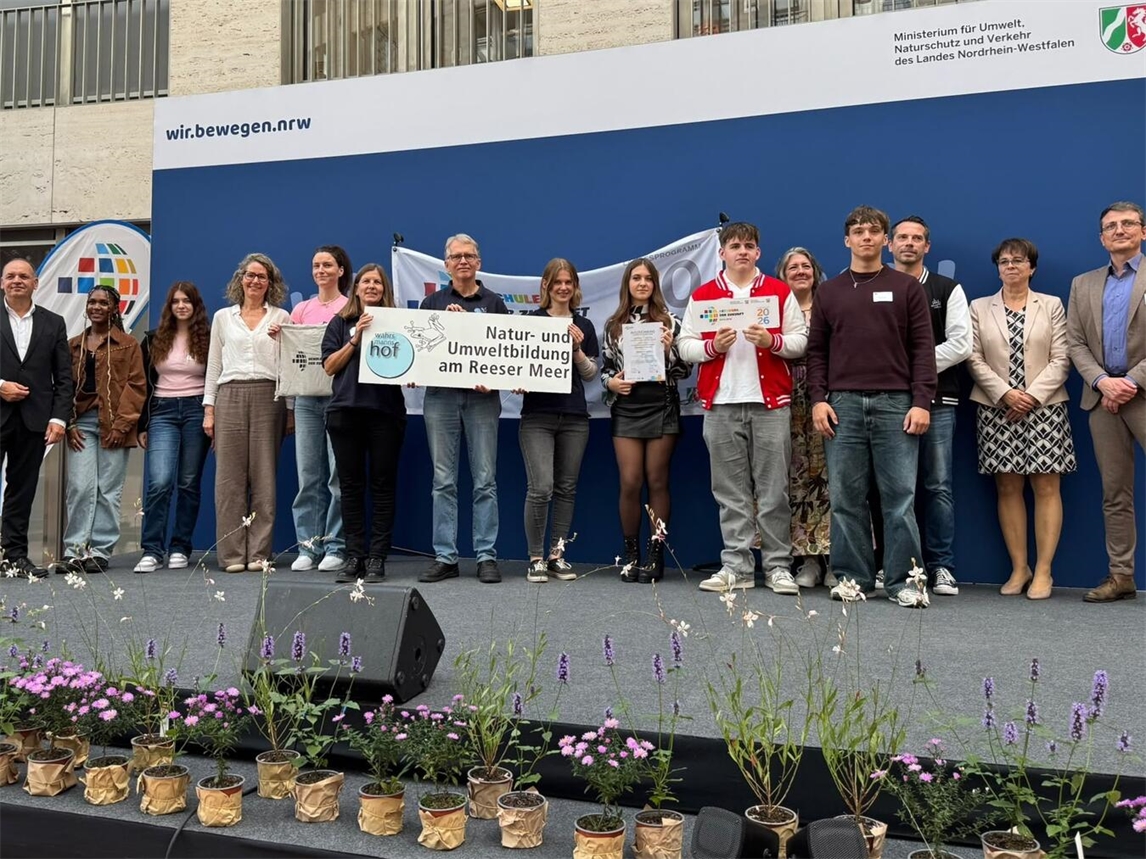 "Ausgezeichnete Partner im Kreis Klever Schulnetzwerk, Gruppenfoto im Wahrsmannshof"