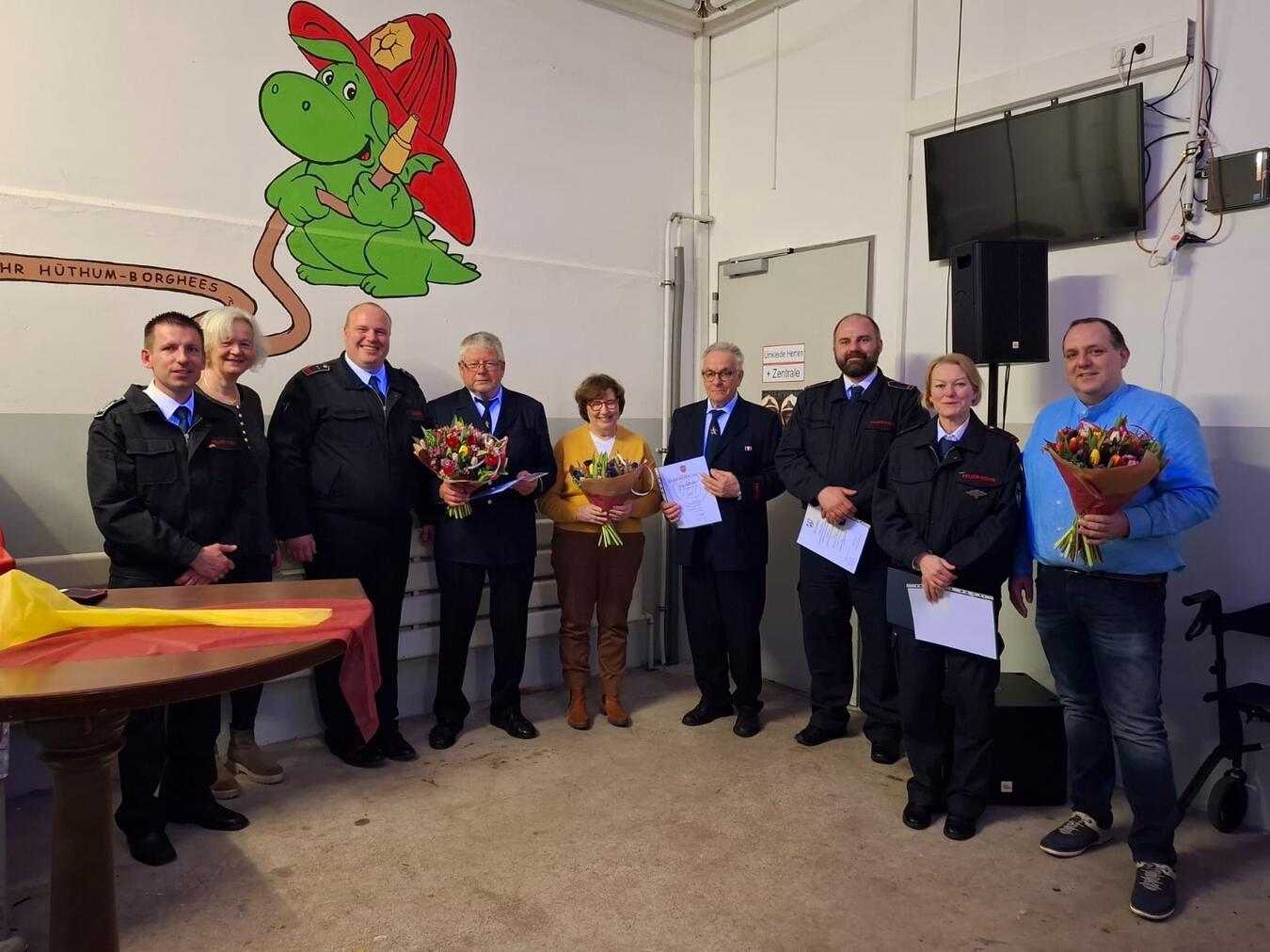 Die ausgzeichneten Mitglieder des Löschzugs Hüthum beim Kameradschaftsabend. Foto: privat