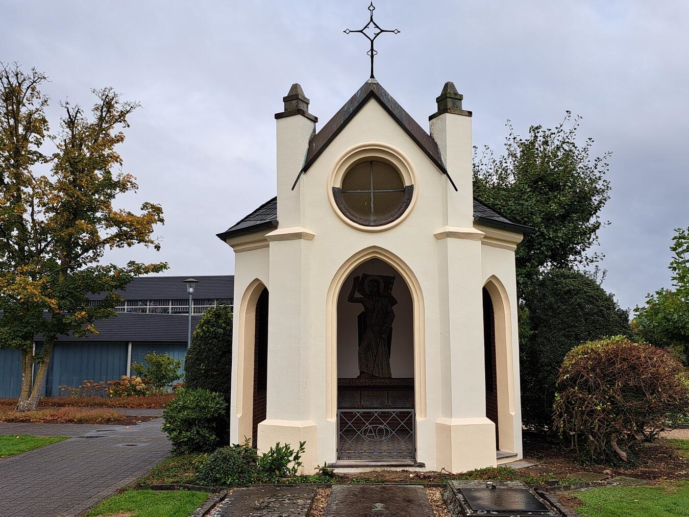 Friedhofskapelle in Uedem erstrahlt in neuem Glanz Die Außenansicht der renovierten Friedhofskapelle.
