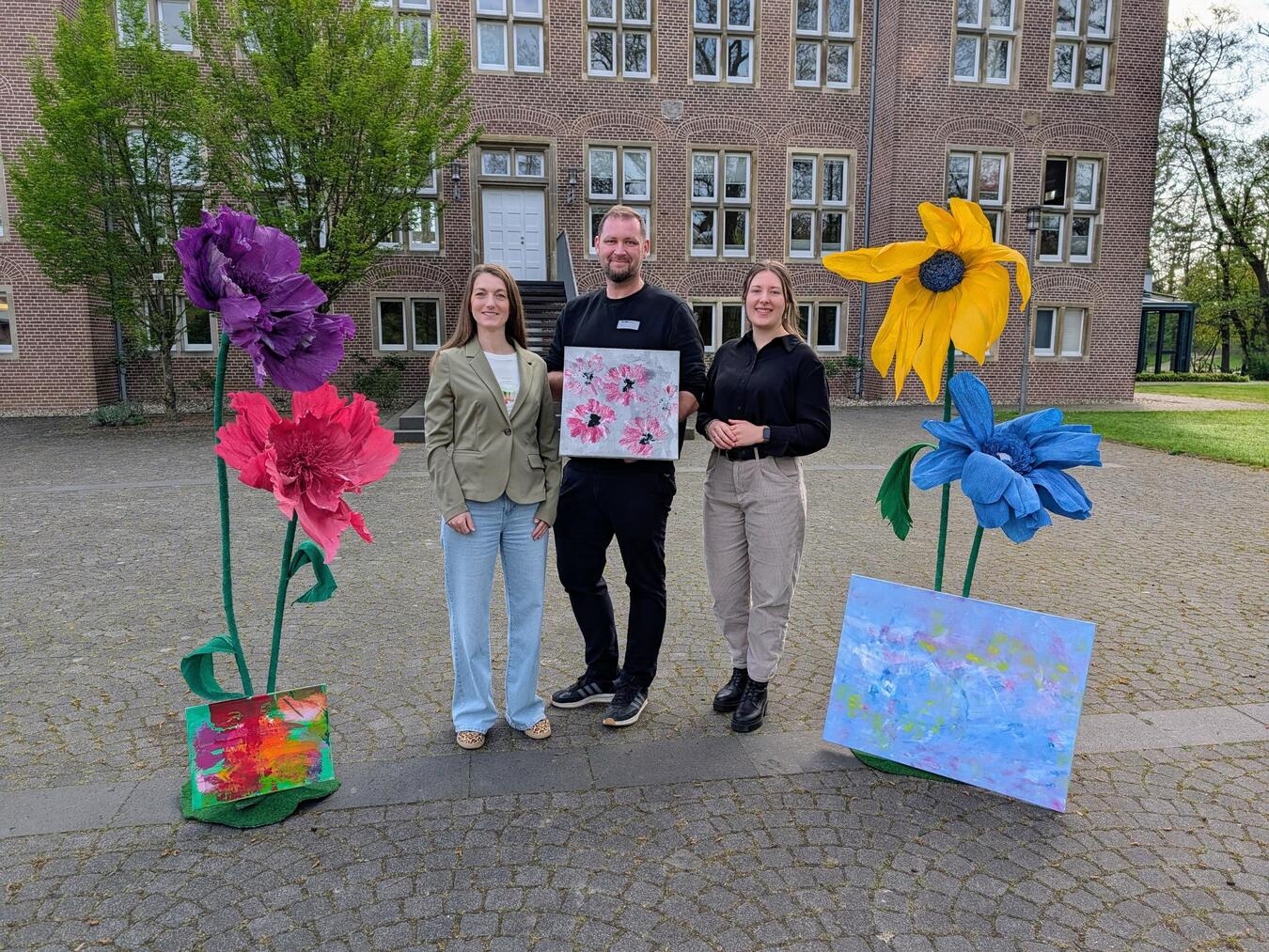 "Ausstellung in der Wasserburg Rindern am 26. April, historische Kulisse, Kunstveranstaltung, 10 Uhr Beginn"