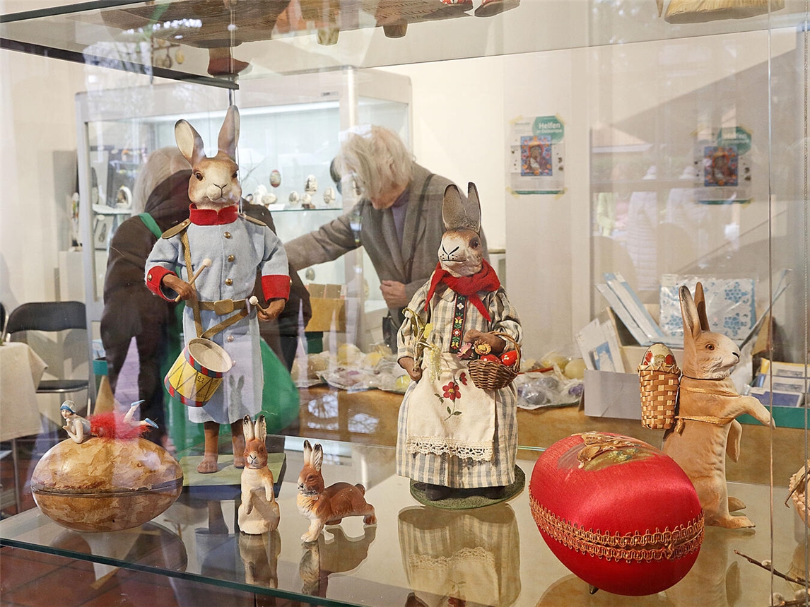 "Kunst am Ei Ausstellung im Issumer His-Törchen, farbenfrohe Eierkunstwerke, Foto von Theo Leie"