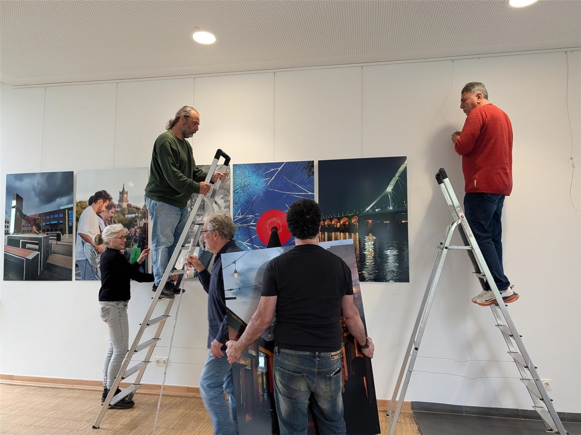 "Ausstellung 'Licht durch die Linse' in Wasserburg Rindern, deutsch-niederländische Grenzregion entdecken"