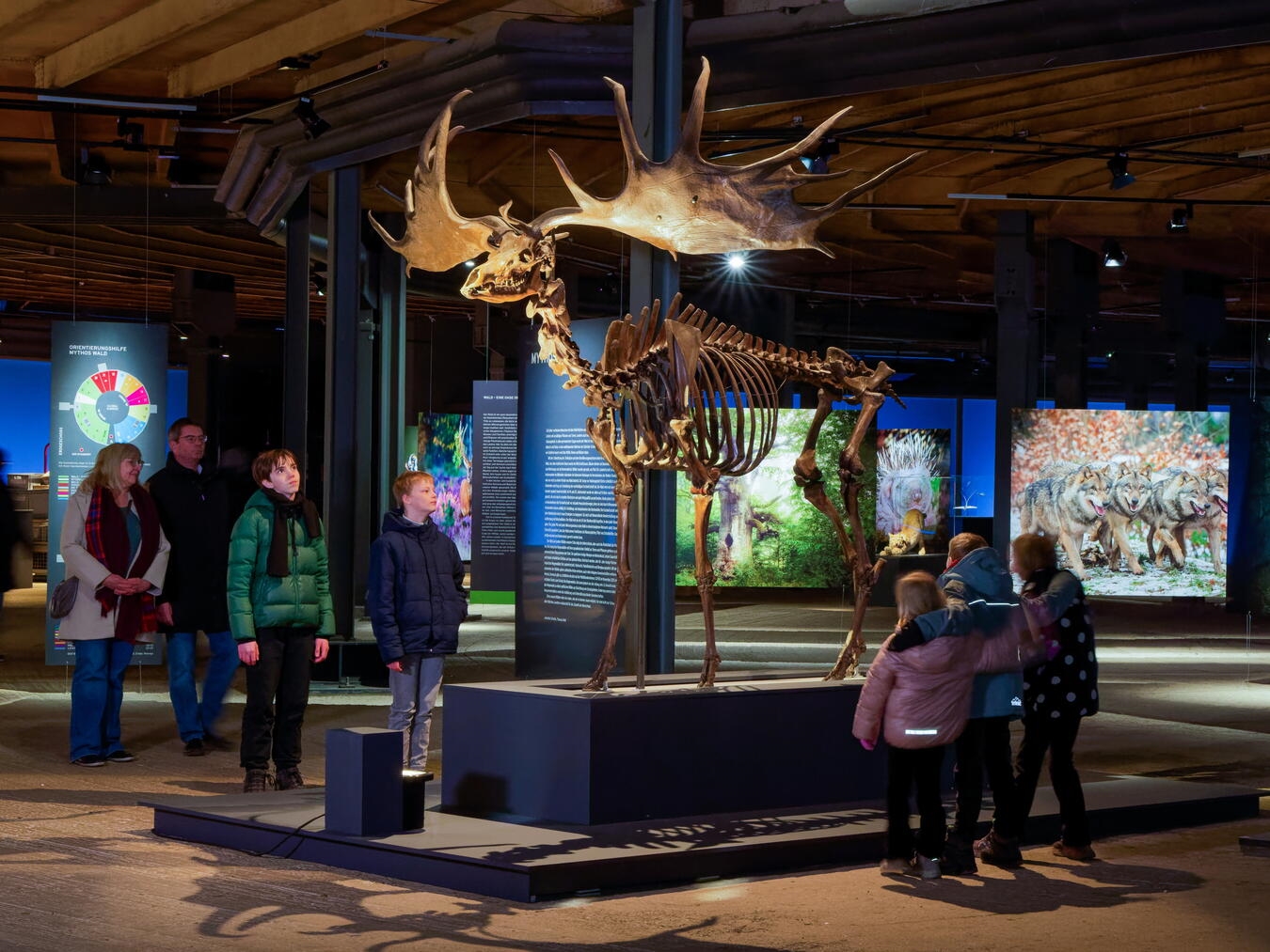 "Ausstellung 'Mythos Wald' im Gasometer Oberhausen, Naturkunst bis 30. Dez zu erleben"