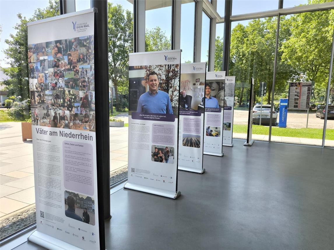 Die Ausstellungsreihe „Väter am Niederrhein“ thematisiert die private Sorgearbeit nicht nur, sondern macht sie an verschiedensten Orten sichtbar. Foto: Stadt Kleve