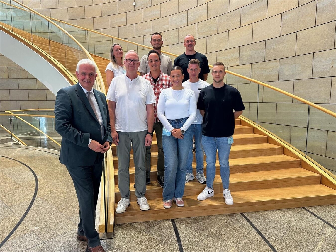 Die Auszubildenden der JVA Kleve mit Dr. Günther Bergmann MdL (links). Foto: Landtagsbüro Bergmann