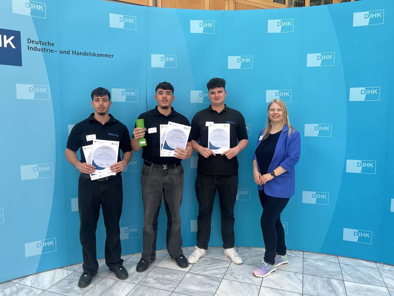 Die Auszubildenden der Röchling Industrial Xanten GmbH und Carolina Klimaschka freuen sich über eine Auszeichnung. Foto: Niederrheinische IHK