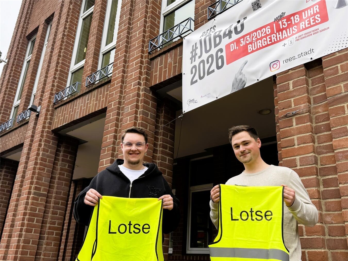 Die Auszubildenden der Stadt Rees, Luca Hütten (l.) und Julian Maaßen, unterstützen bei der Ausbildungs- und Jobsuche auf der Job4U. Foto: Stadt Rees