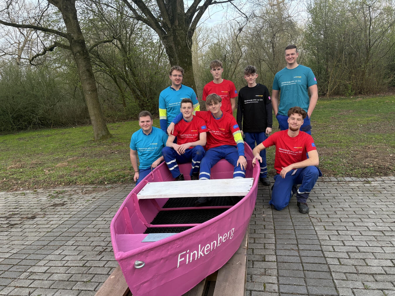 "Auszubildende von Westnetz mit restauriertem Ruderboot, handwerkliches Geschick, Engagement, Westenergie GmbH"