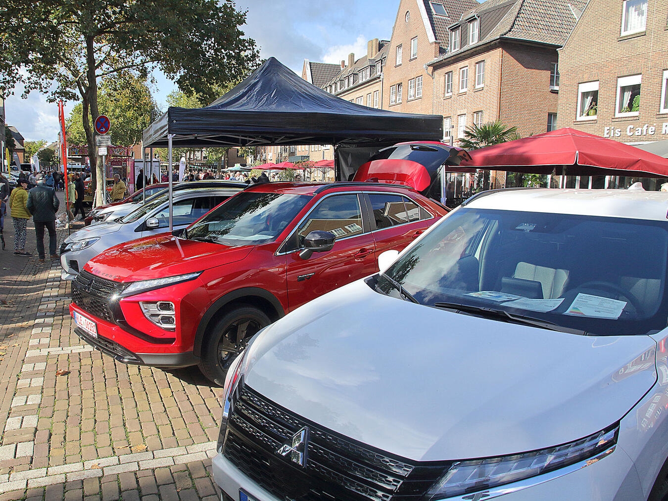 Die Autoschau ist fester und beliebter Bestandteil auf dem Rheinfest in Rees. NN-Foto: Theo Leie