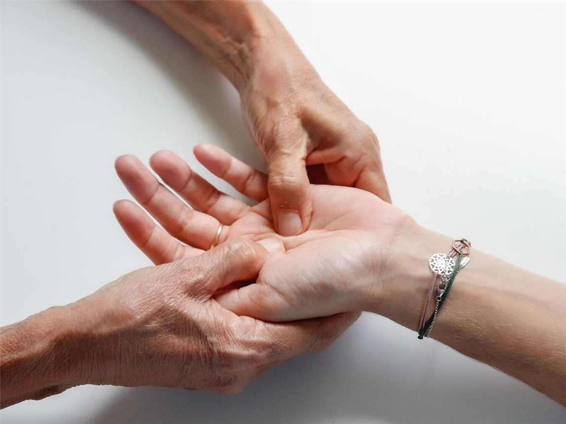 Die Ayurvedische Handmassage bringt Entspannung in den ganzen Körper. Foto: Maryseh/Pixabay